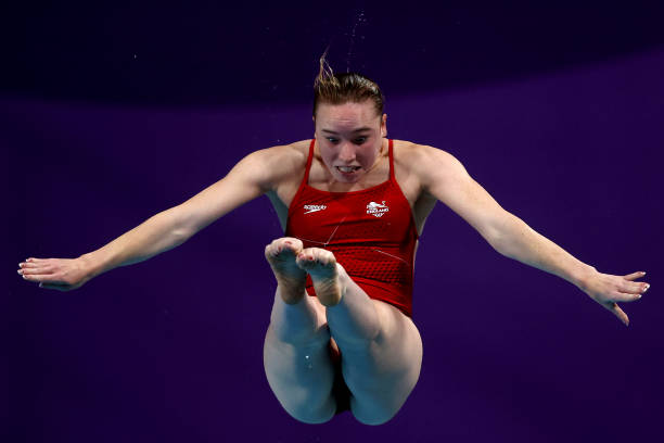 宁泽涛携女友现身机场，十指紧扣恩爱十足