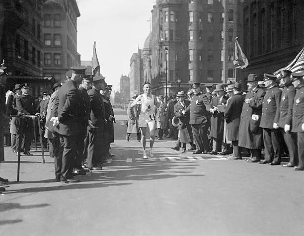 跳远史上的永恒经典：重温刘易斯破纪录瞬间