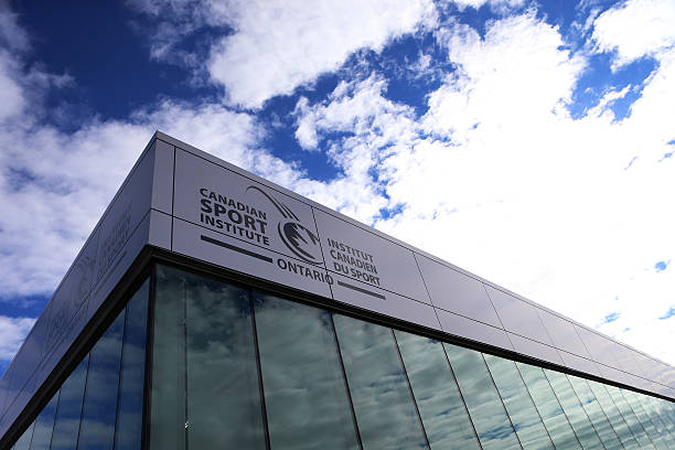 田径运动分类：按技术特点和比赛场地划分项目