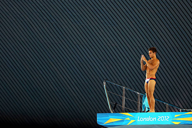 伏明霞与梁锦松:爱情、家庭与事业的平衡之道