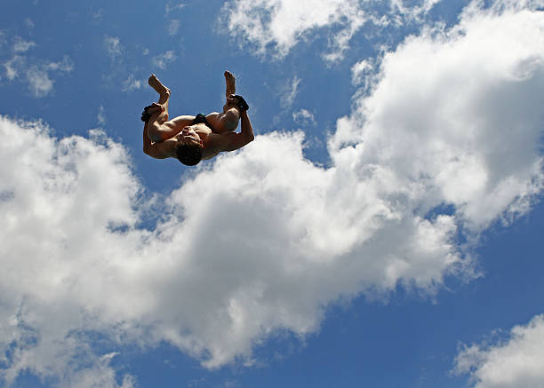 伏明霞几岁获得第一个世界冠军？揭秘天才少女的成长之路