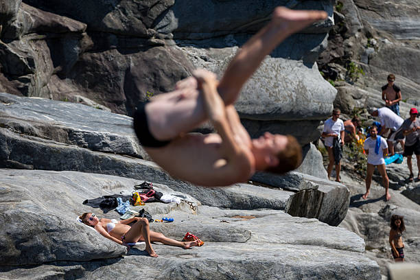 伏明霞丈夫梁锦松的婚恋史:历任妻子都是谁?