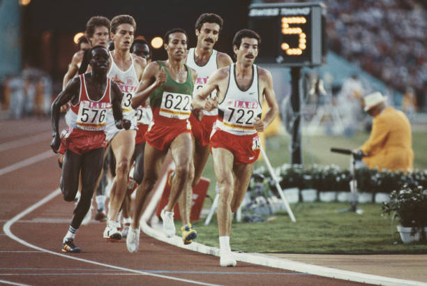 探寻冠军的根源：陈芋汐父母合影中的教育智慧