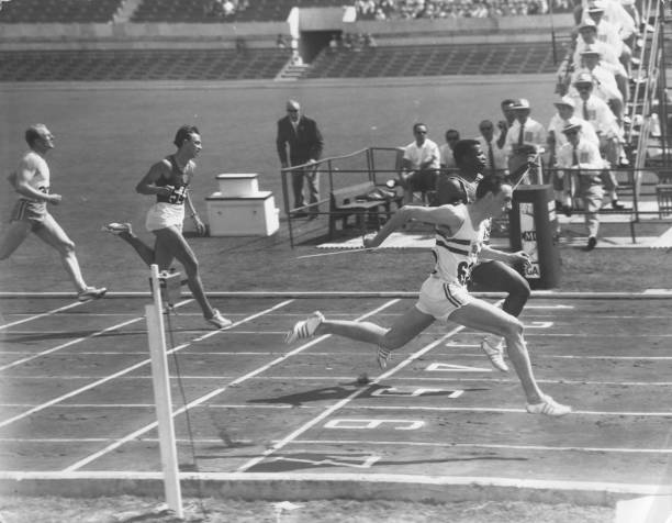 吴敏霞身着传统旗袍,演绎现代东方美学