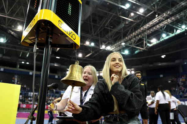 全红婵夺冠瞬间不忘粉丝，扔娃娃成暖心传统