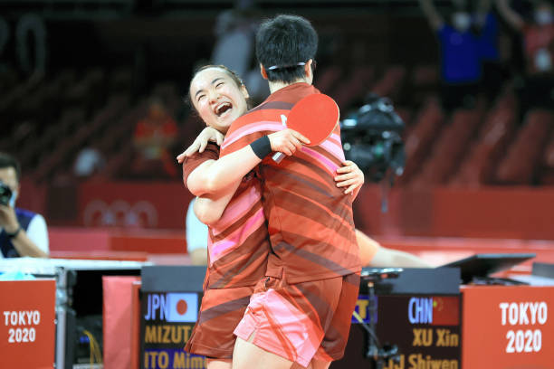 乒乓球单打比赛中的“两跳”规则与接球限制