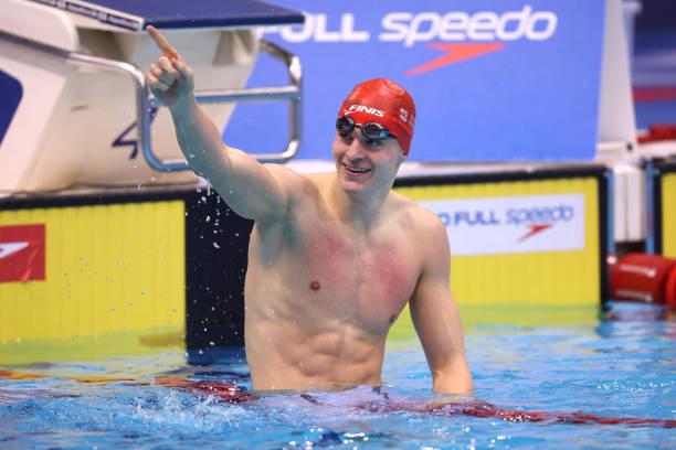 梦见游泳的女性:是否暗示生活中的压力与挑战?