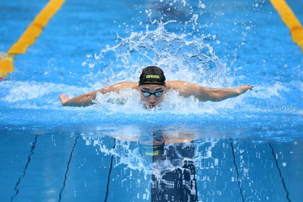 游泳转身技巧：提高比赛效率的关键动作