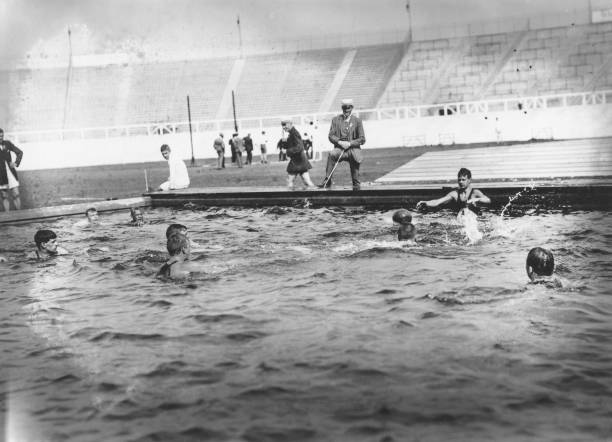 初学游泳指南:掌握水中站立,不再害怕深水区