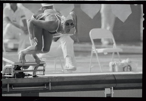 室内游泳池绘画入门:从草图到上色的步骤解析