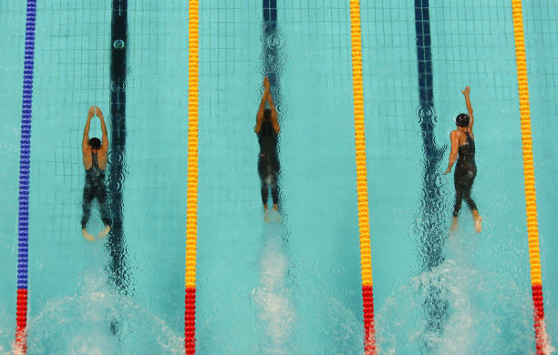 小学生学习“游泳”这个单词的具体年级是？