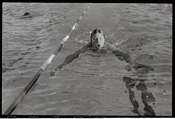 游泳比赛裁判规则：裁判如何判定成绩与犯规