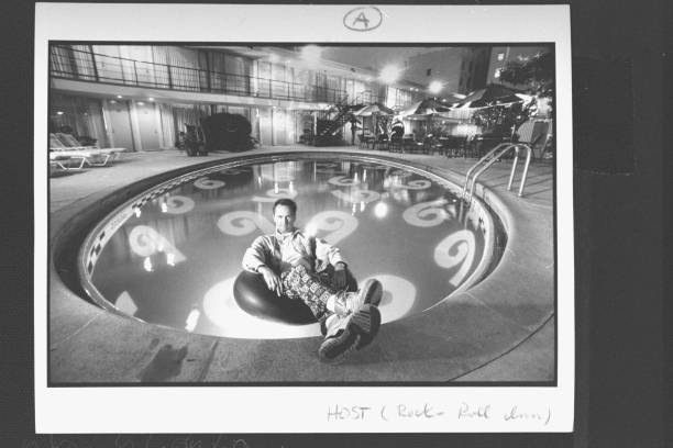 萌娃游泳课：看小朋友们如何学习游泳技巧