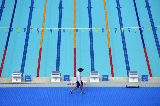 人体在水中运动的几何学:游泳是平移还是旋转?