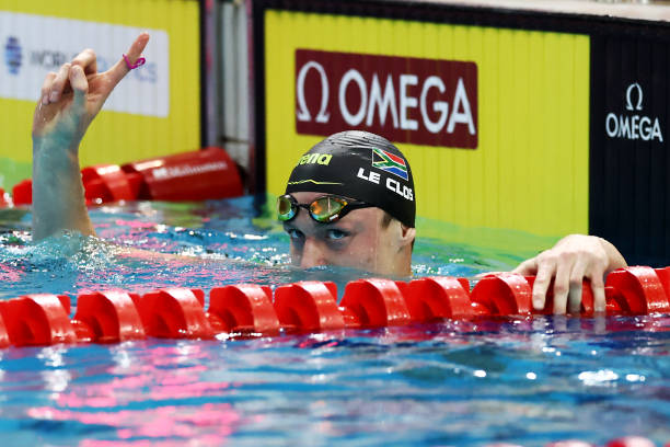 仰泳在竞技游泳中的规则与要求