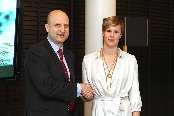 数字绘画教程:用PS绘制逼真的游泳池