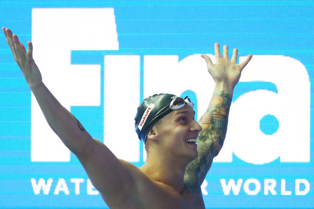 游泳技巧解析：自由泳和蛙泳，哪个更适合新手？