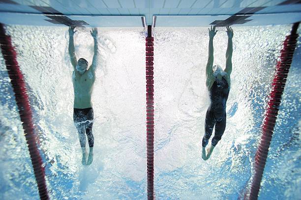 老年女性游泳:水中的健康与活力源泉