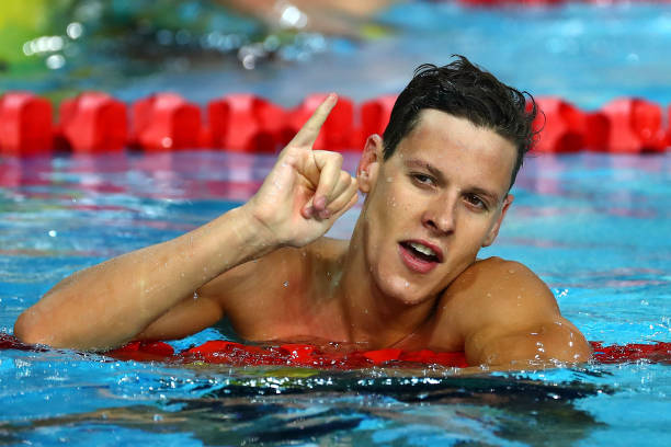 在水中,烦恼随波逐流,快乐浮出水面!