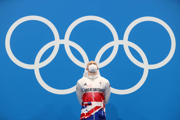 捕捉动态之美:游泳绘画中的光影与动感表现