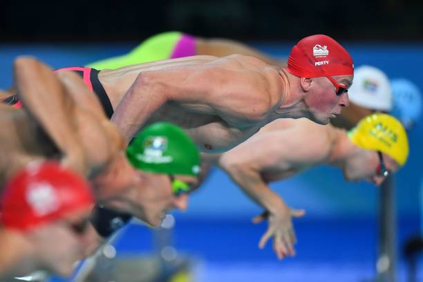 浮游的色彩:游泳者如何用画笔记录水中世界