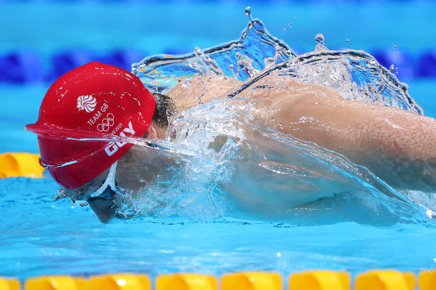 女子游泳决赛精彩回放：冠军争夺战全程回顾