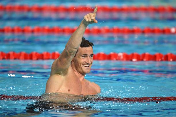 游泳圈轮胎黑色款:适合家庭出游的多功能浮具