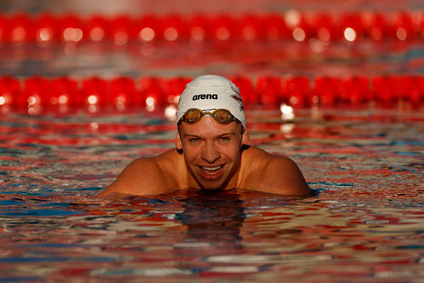 呼吸与泳姿的完美配合:游泳吐气视频基本法综合训练方案