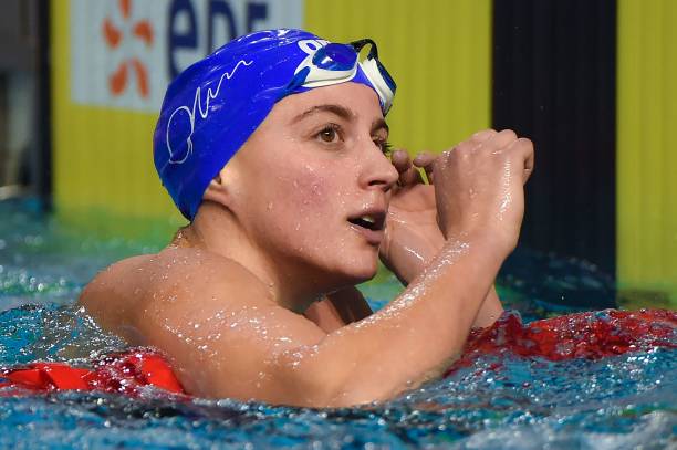 不只是错觉:揭秘游泳馆水蓝色的光学原理