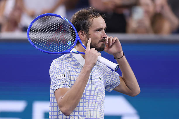 温网2021：德约科维奇横扫贝雷蒂尼，实现三连冠伟业