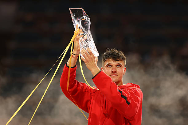 网球场标准尺寸图:场地线、网高及边界的精确数据