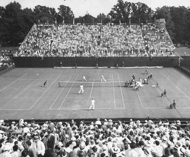 女子网球考特的演变：从草地到硬地的技术革命