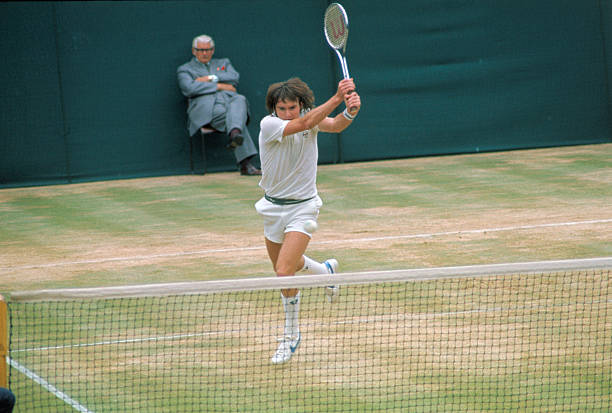 网球规则解析：开局发球半区的选择与意义