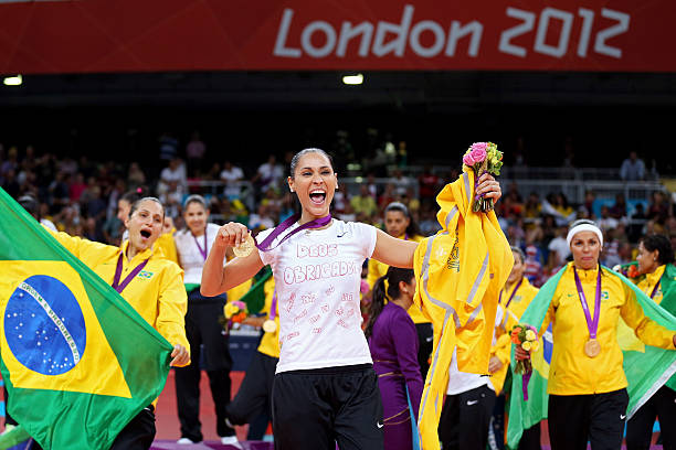 排球标准手势图解：从发球到扣球的动作分解