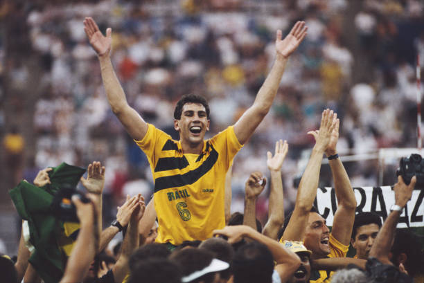 六人制排球比赛规则何时确立?关键年份解析