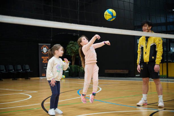 排球规则：后排球员踩线起跳的合法与非法情况