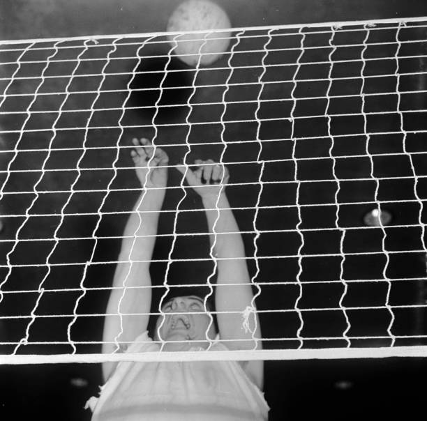 提高排球发球成功率:掌握两种基本发球姿势的关键技巧