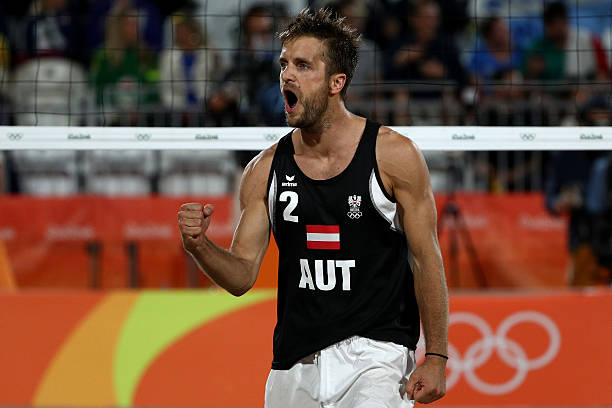 排球轮换规则解析：顺时针轮换的基本原则与常见误区