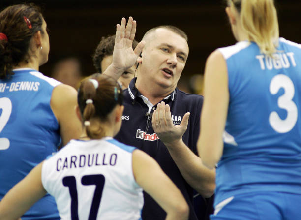 初中排球动作要领视频:如何提升控球和团队配合能力