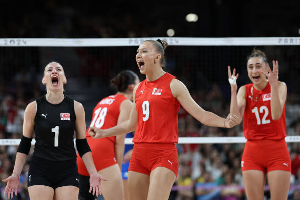 冯坤比赛中的战术运用:解密中国女排的制胜法宝