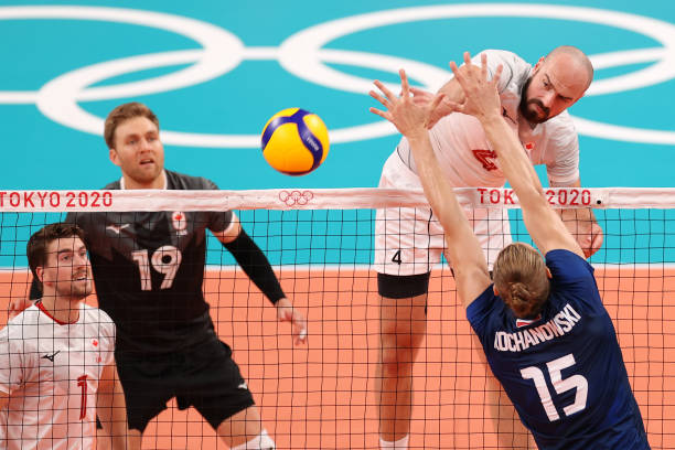 排球比赛中的发球规则与违例判罚