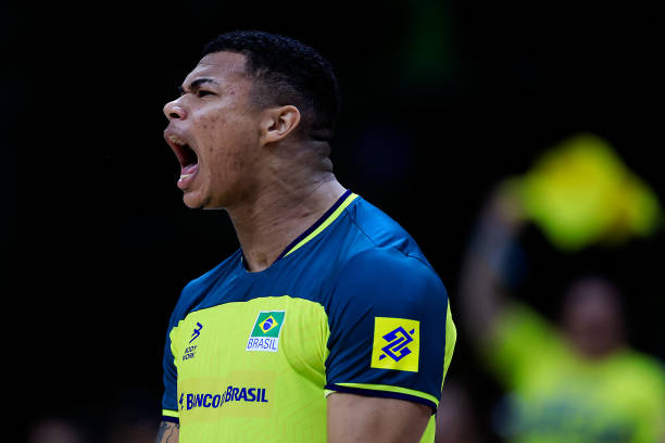 排球规则解析:后排进攻违例的判断与处理