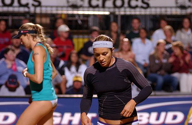 排球发球技巧教学：上手发球与跳发球的秘诀