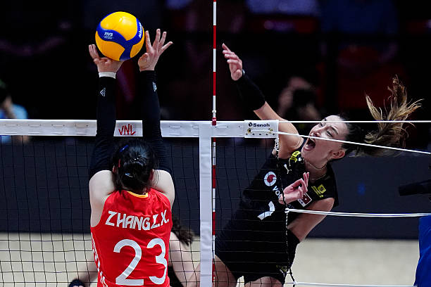 正式排球比赛中每队需要多少名队员？