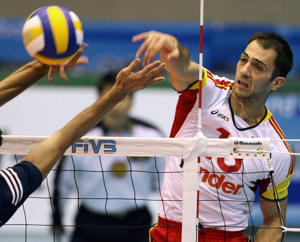 排球发球后换位是否违规？裁判视角解读