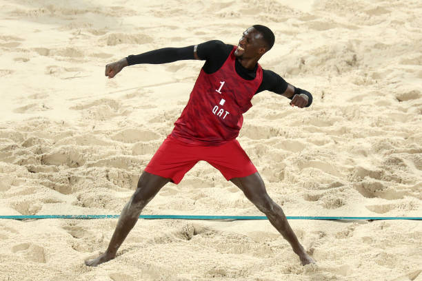 排球一传基础教学：掌握正确姿势与发力技巧