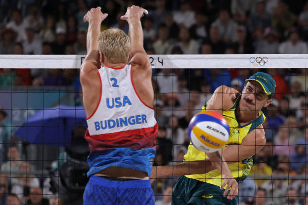 排球发球中的常见问题:抛球不击到能否重发?